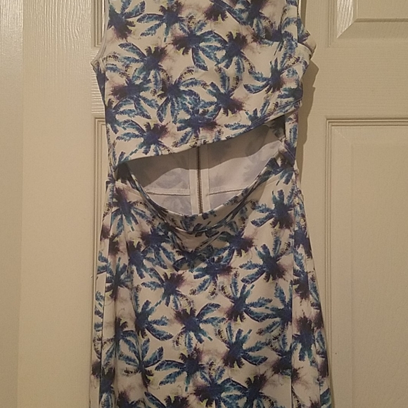 Dress - Picture 3 of 4